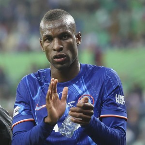 记者晒杰克逊与经纪人登机视频：球员即将前往慕尼黑进行体检